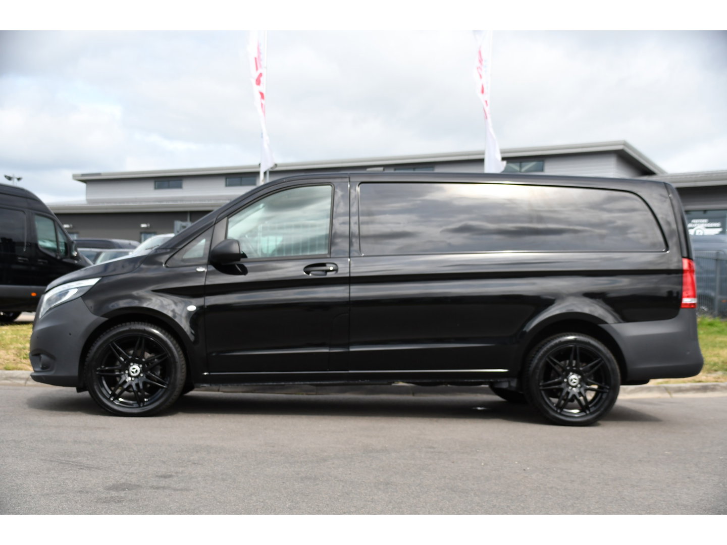 Mercedes-Benz Vito 116 CDI L2 Black Edition Cruise, Carplay, LED, 164pk, Sensoren, Multimedia, Automaat, NAVI, Uniek!