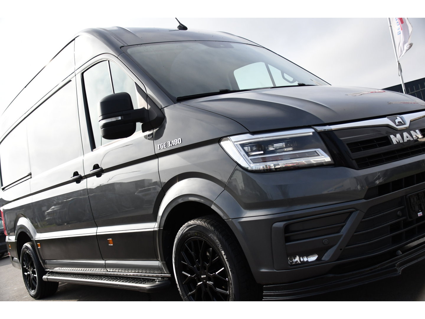 MAN TGE 3.180 35 2.0 L3H3 PB Edition Full Options! Camera, Cruise, Carplay, LED, 177pk, Automaat, Trekhaak 3000kg, Voorruit verwarming, Sensoren, Multimedia, Uniek!