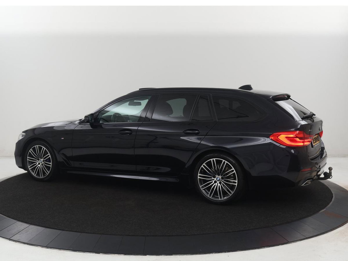 BMW 5 Serie Touring 530i xDrive M-sport High Executive | Panoramadak | Trekhaak | Head-up | 360 camera | Carplay | Harman/Kardon | Leder | Stuur/stoel verwarming | Virtual Dashboard | Cruise control |
