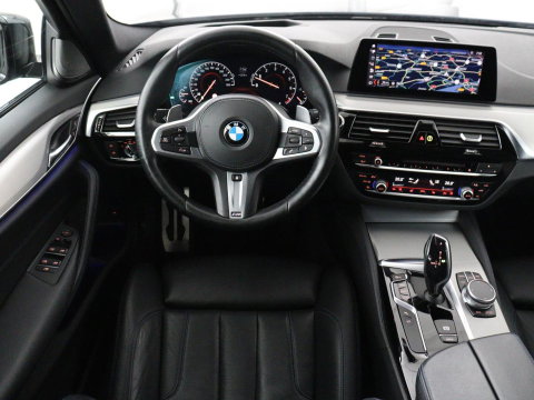 BMW 5 Serie Touring 530i xDrive M-sport High Executive | Panoramadak | Trekhaak | Head-up | 360 camera | Carplay | Harman/Kardon | Leder | Stuur/stoel verwarming | Virtual Dashboard | Cruise control |