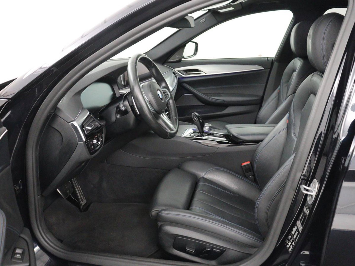 BMW 5 Serie Touring 530i xDrive M-sport High Executive | Panoramadak | Trekhaak | Head-up | 360 camera | Carplay | Harman/Kardon | Leder | Stuur/stoel verwarming | Virtual Dashboard | Cruise control |