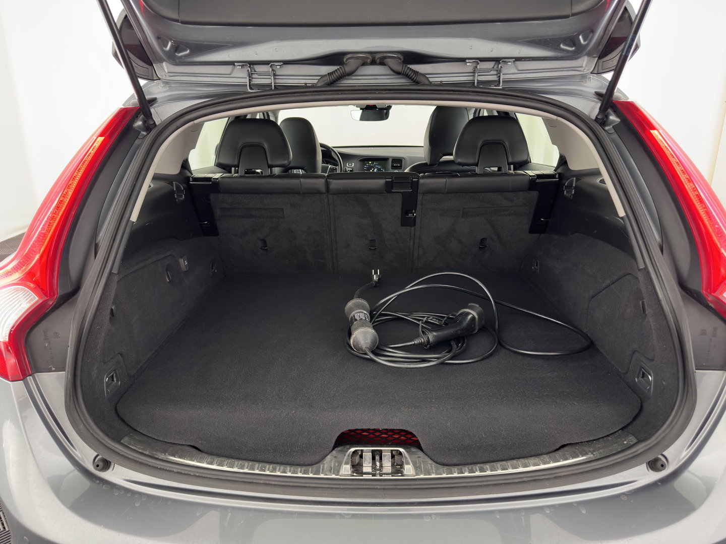 Volvo V60 2.4 D6 Twin Engine R-Design Aut. *LEATHER | XENON | MEMORY-PACK | HEATED-COMFORTSEATS | NAVI-FULLMAP | ECC | PDC | CRUISE | 17''ALU*
