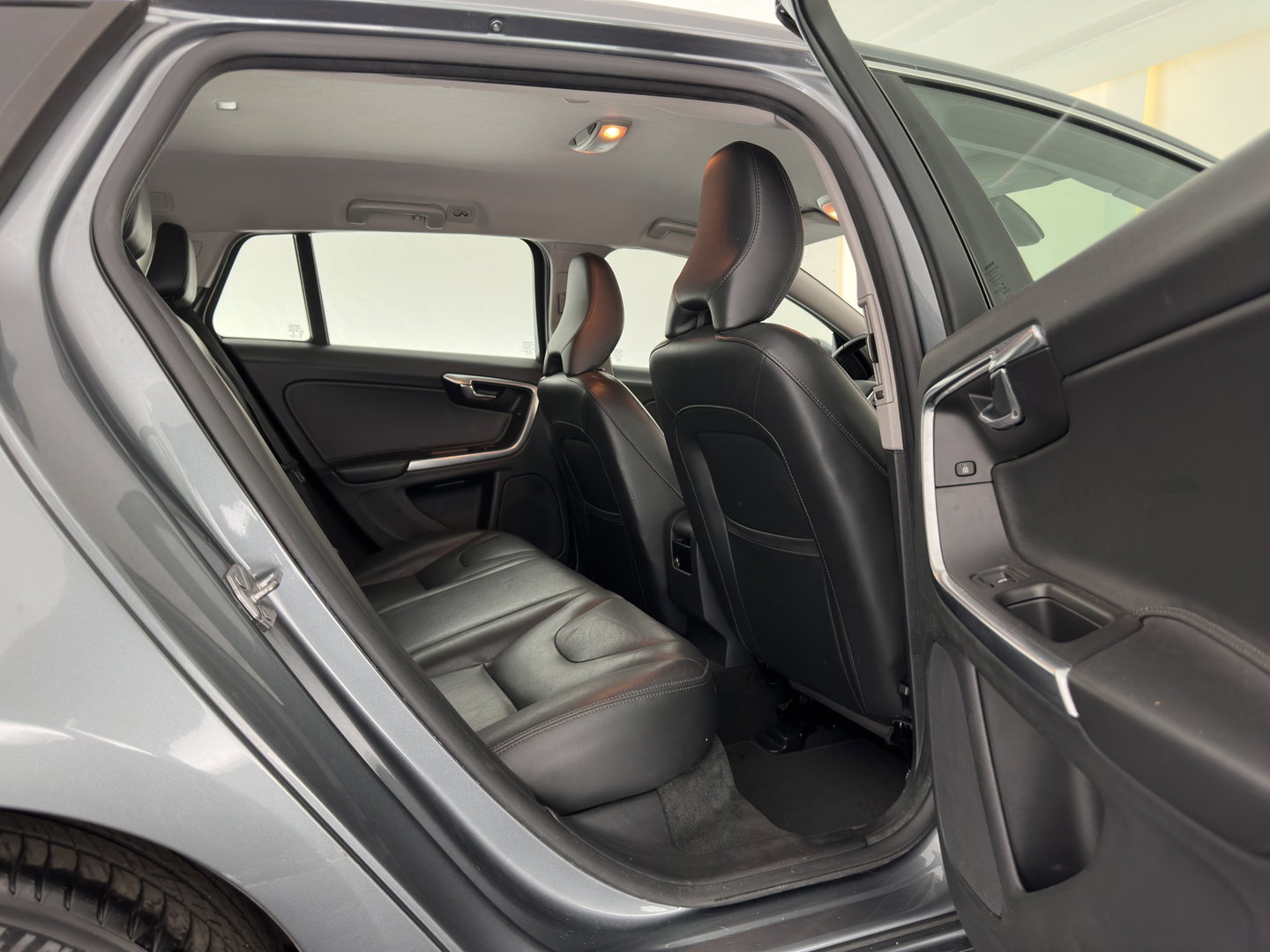 Volvo V60 2.4 D6 Twin Engine R-Design Aut. *LEATHER | XENON | MEMORY-PACK | HEATED-COMFORTSEATS | NAVI-FULLMAP | ECC | PDC | CRUISE | 17''ALU*