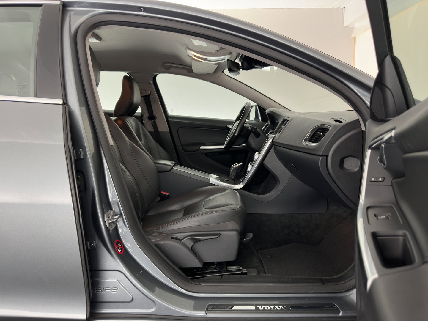 Volvo V60 2.4 D6 Twin Engine R-Design Aut. *LEATHER | XENON | MEMORY-PACK | HEATED-COMFORTSEATS | NAVI-FULLMAP | ECC | PDC | CRUISE | 17''ALU*
