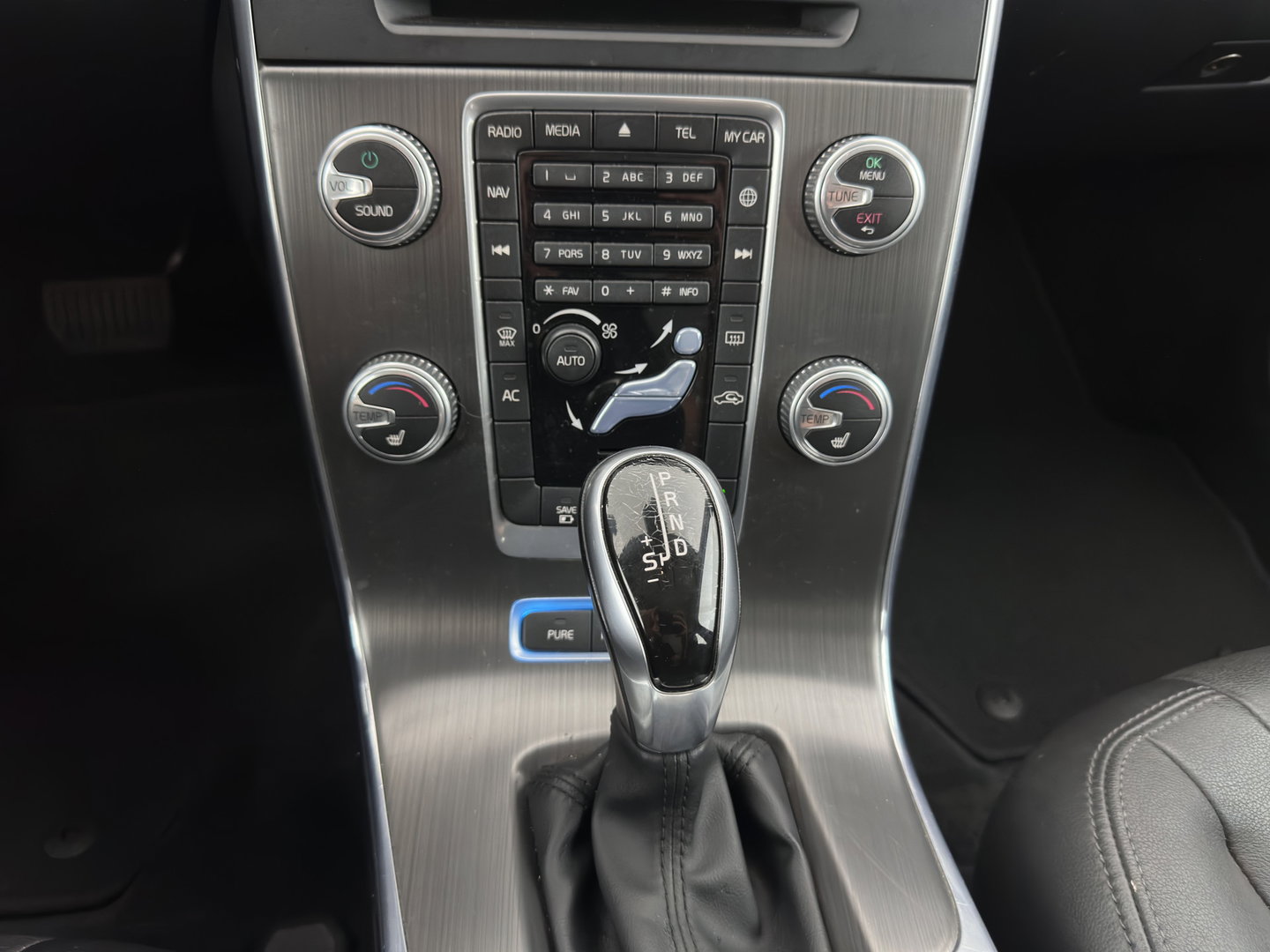 Volvo V60 2.4 D6 Twin Engine R-Design Aut. *LEATHER | XENON | MEMORY-PACK | HEATED-COMFORTSEATS | NAVI-FULLMAP | ECC | PDC | CRUISE | 17''ALU*