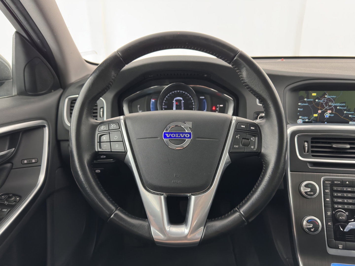 Volvo V60 2.4 D6 Twin Engine R-Design Aut. *LEATHER | XENON | MEMORY-PACK | HEATED-COMFORTSEATS | NAVI-FULLMAP | ECC | PDC | CRUISE | 17''ALU*