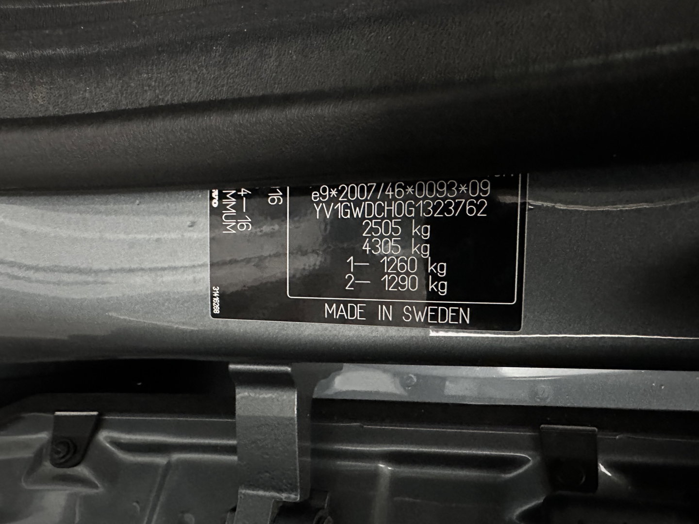 Volvo V60 2.4 D6 Twin Engine R-Design Aut. *LEATHER | XENON | MEMORY-PACK | HEATED-COMFORTSEATS | NAVI-FULLMAP | ECC | PDC | CRUISE | 17''ALU*