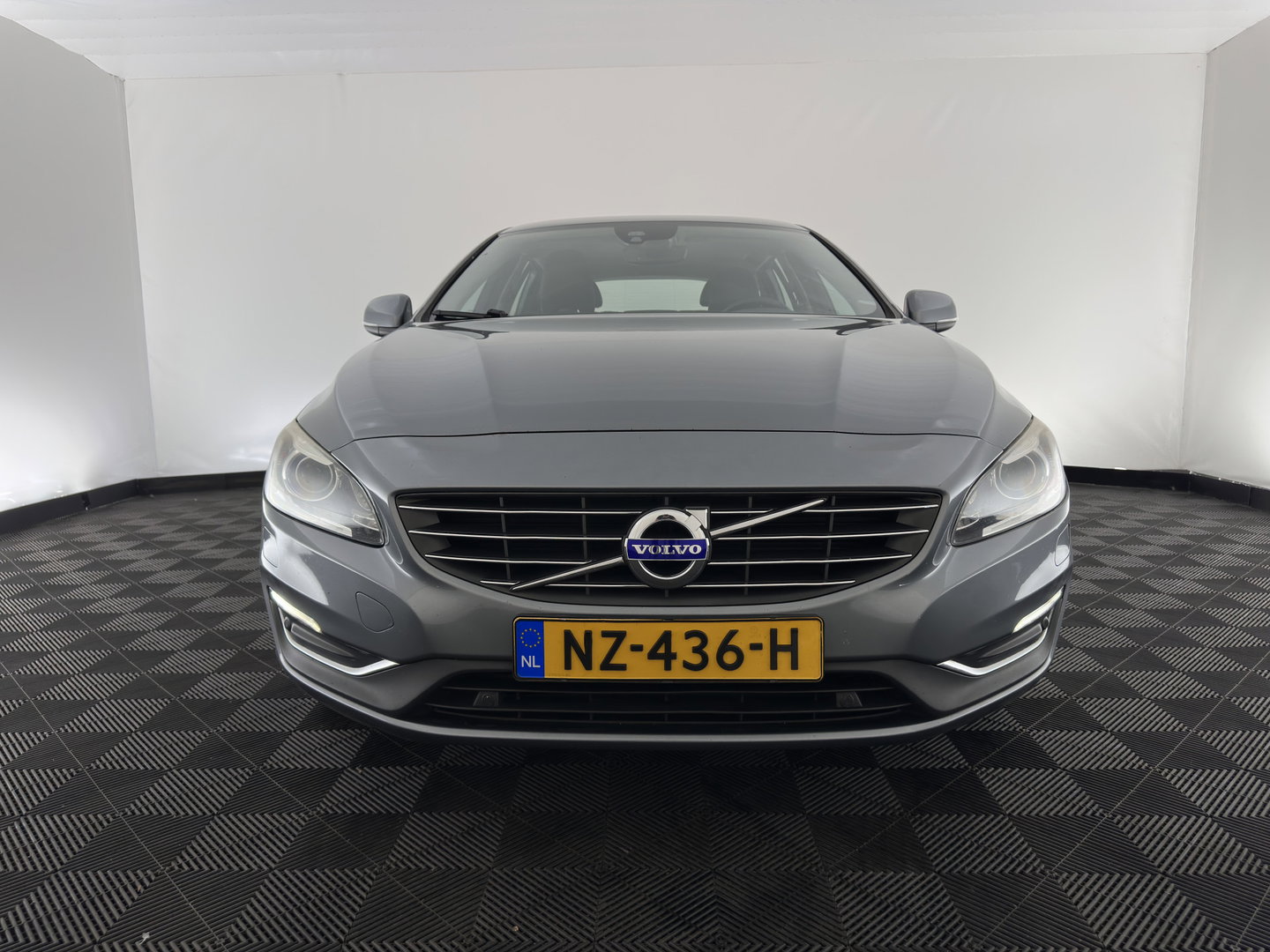 Volvo V60 2.4 D6 Twin Engine R-Design Aut. *LEATHER | XENON | MEMORY-PACK | HEATED-COMFORTSEATS | NAVI-FULLMAP | ECC | PDC | CRUISE | 17''ALU*