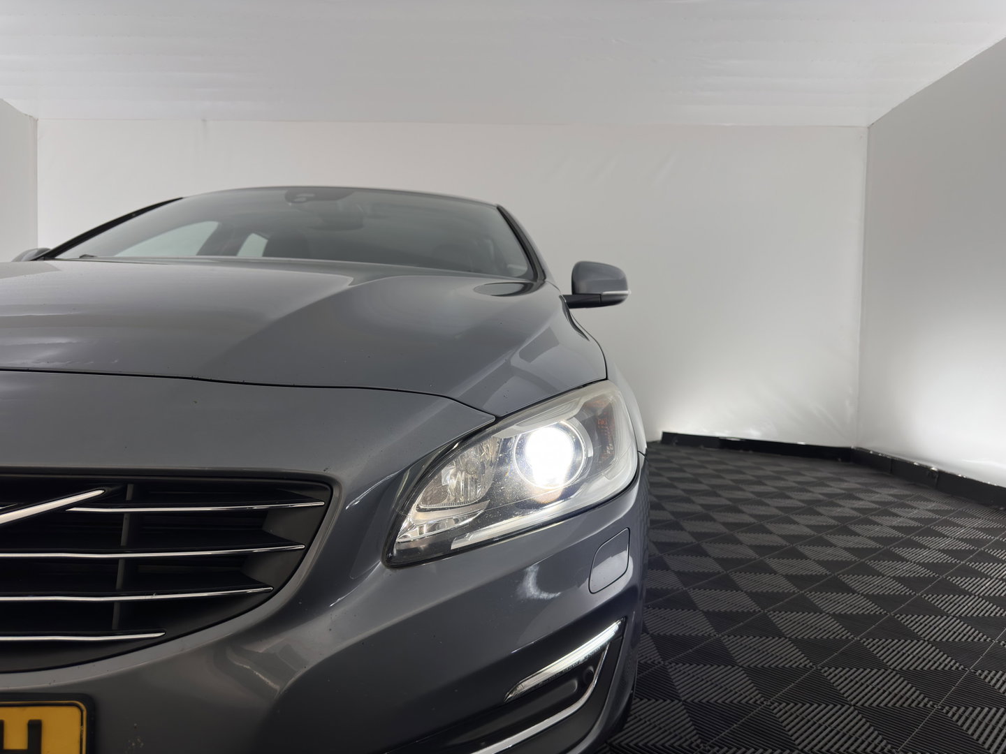 Volvo V60 2.4 D6 Twin Engine R-Design Aut. *LEATHER | XENON | MEMORY-PACK | HEATED-COMFORTSEATS | NAVI-FULLMAP | ECC | PDC | CRUISE | 17''ALU*