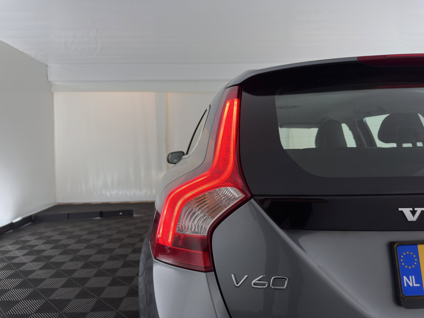 Volvo V60 2.4 D6 Twin Engine R-Design Aut. *LEATHER | XENON | MEMORY-PACK | HEATED-COMFORTSEATS | NAVI-FULLMAP | ECC | PDC | CRUISE | 17''ALU*