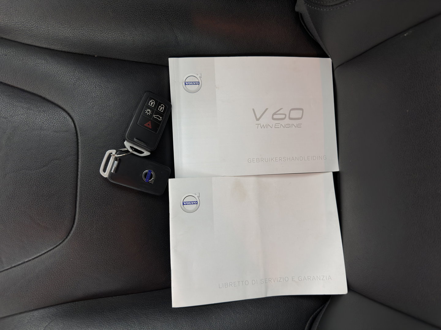 Volvo V60 2.4 D6 Twin Engine R-Design Aut. *LEATHER | XENON | MEMORY-PACK | HEATED-COMFORTSEATS | NAVI-FULLMAP | ECC | PDC | CRUISE | 17''ALU*