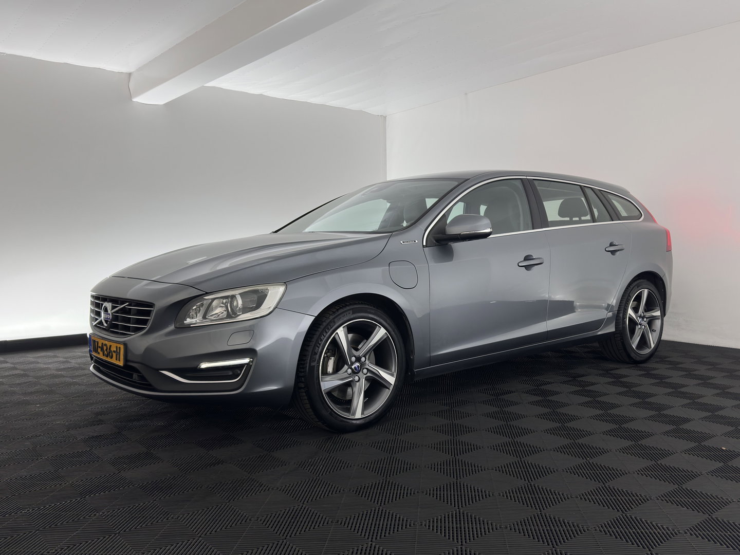 Volvo V60 2.4 D6 Twin Engine R-Design Aut. *LEATHER | XENON | MEMORY-PACK | HEATED-COMFORTSEATS | NAVI-FULLMAP | ECC | PDC | CRUISE | 17''ALU*