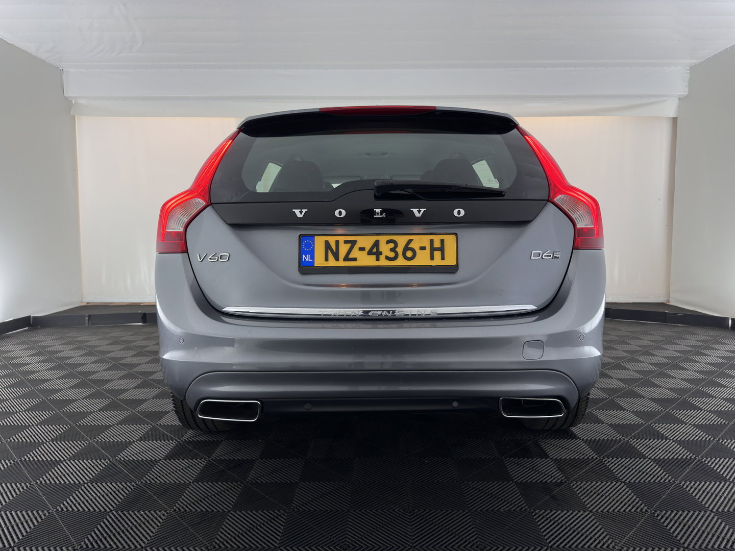 Volvo V60 2.4 D6 Twin Engine R-Design Aut. *LEATHER | XENON | MEMORY-PACK | HEATED-COMFORTSEATS | NAVI-FULLMAP | ECC | PDC | CRUISE | 17''ALU*