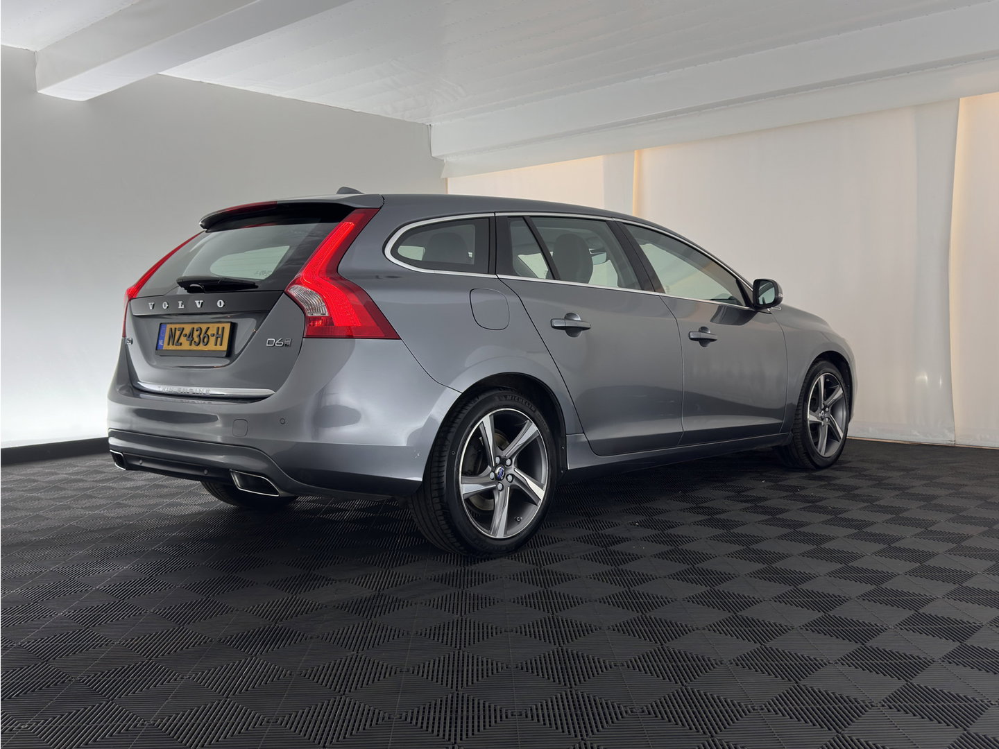 Volvo V60 2.4 D6 Twin Engine R-Design Aut. *LEATHER | XENON | MEMORY-PACK | HEATED-COMFORTSEATS | NAVI-FULLMAP | ECC | PDC | CRUISE | 17''ALU*