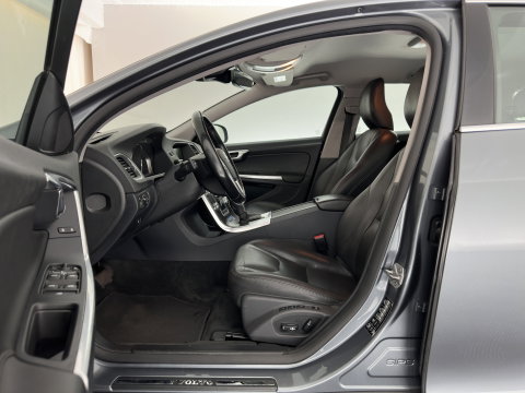 Volvo V60 2.4 D6 Twin Engine R-Design Aut. *LEATHER | XENON | MEMORY-PACK | HEATED-COMFORTSEATS | NAVI-FULLMAP | ECC | PDC | CRUISE | 17''ALU*