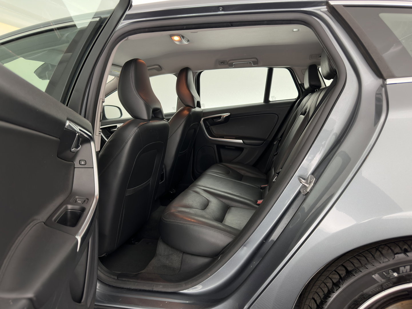 Volvo V60 2.4 D6 Twin Engine R-Design Aut. *LEATHER | XENON | MEMORY-PACK | HEATED-COMFORTSEATS | NAVI-FULLMAP | ECC | PDC | CRUISE | 17''ALU*