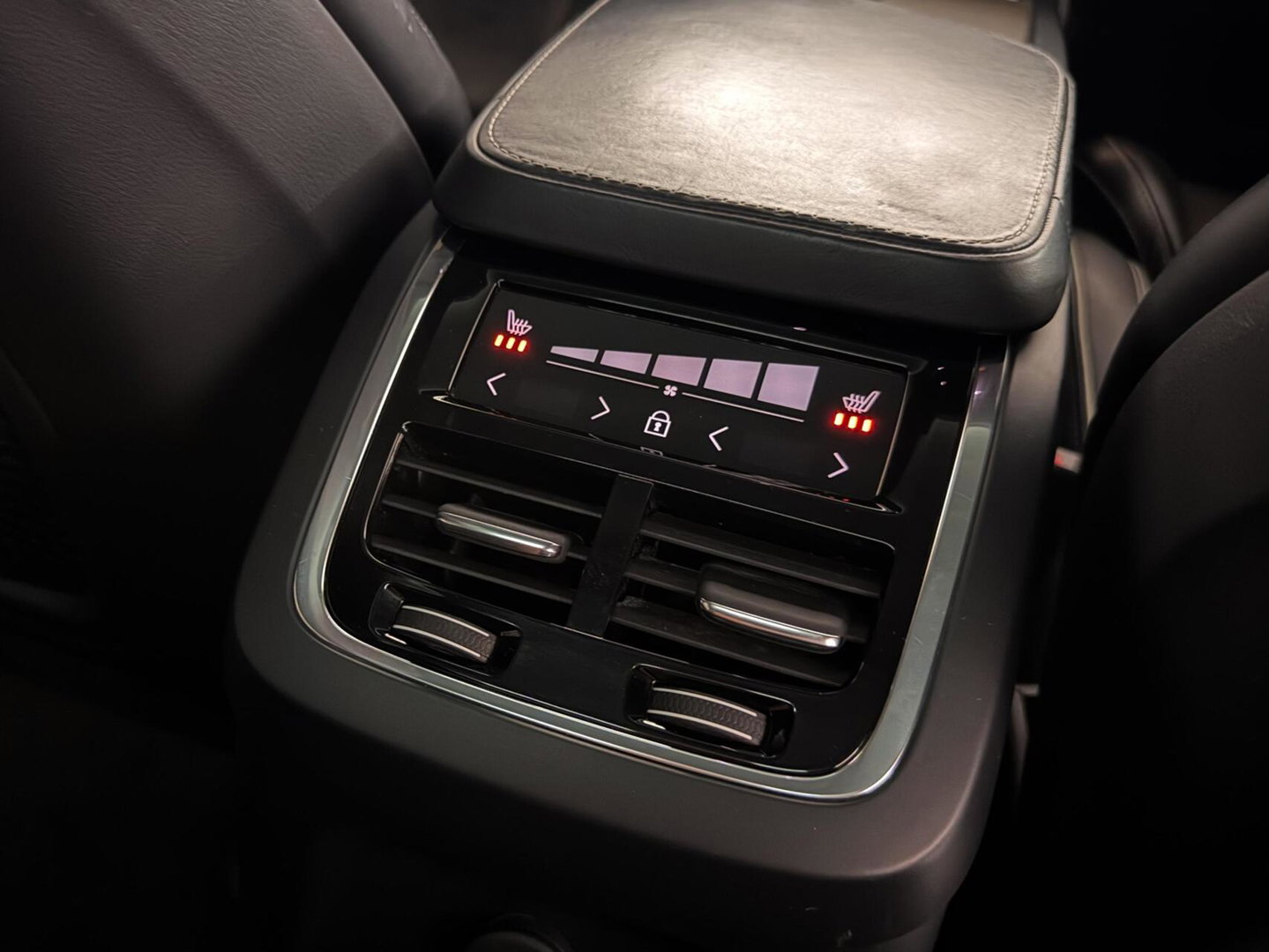 Volvo XC90 2.0 T8 Recharge AWD R-Design Pano B&W 360º Luchtvering Trekh.