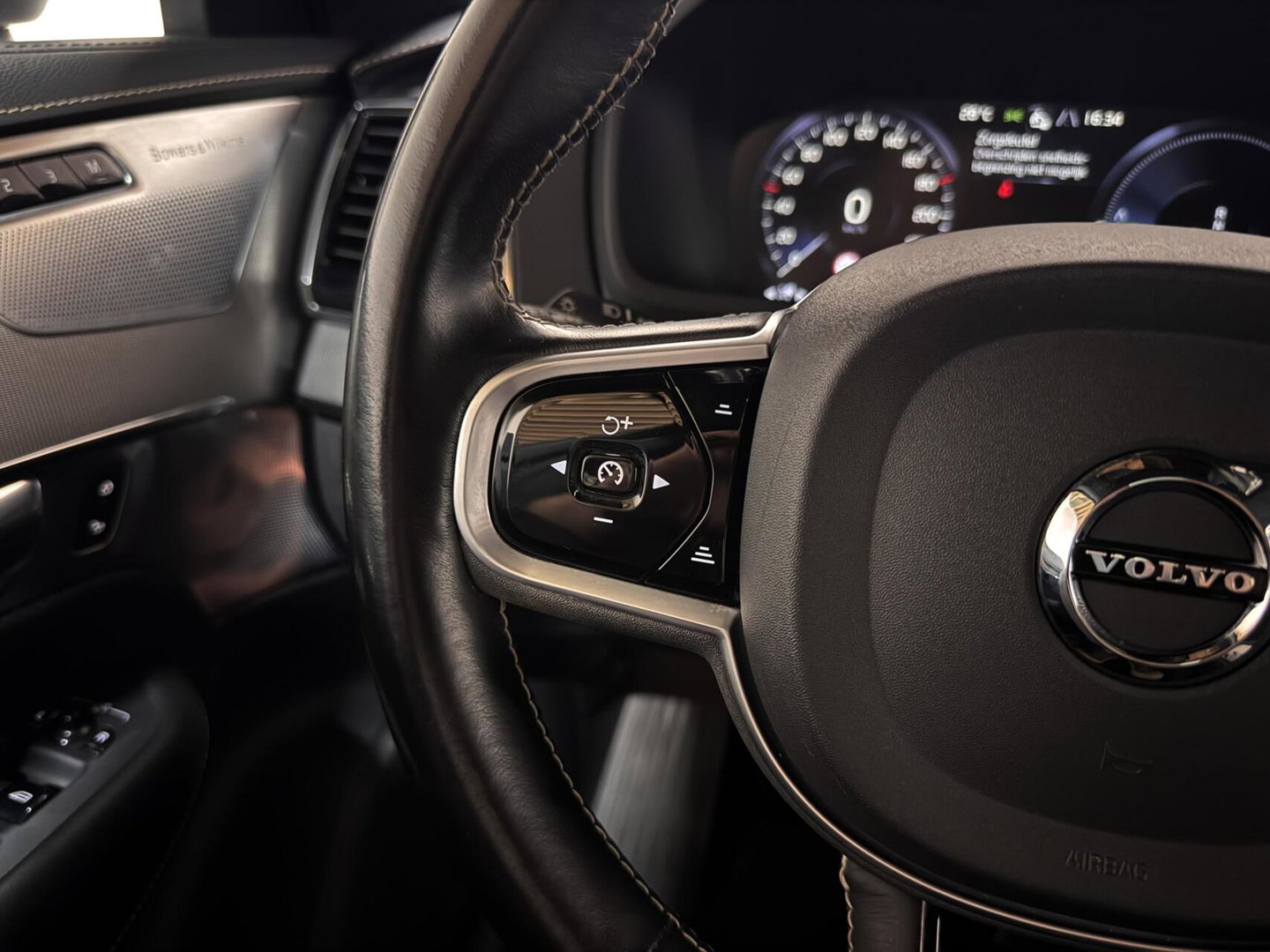Volvo XC90 2.0 T8 Recharge AWD R-Design Pano B&W 360º Luchtvering Trekh.
