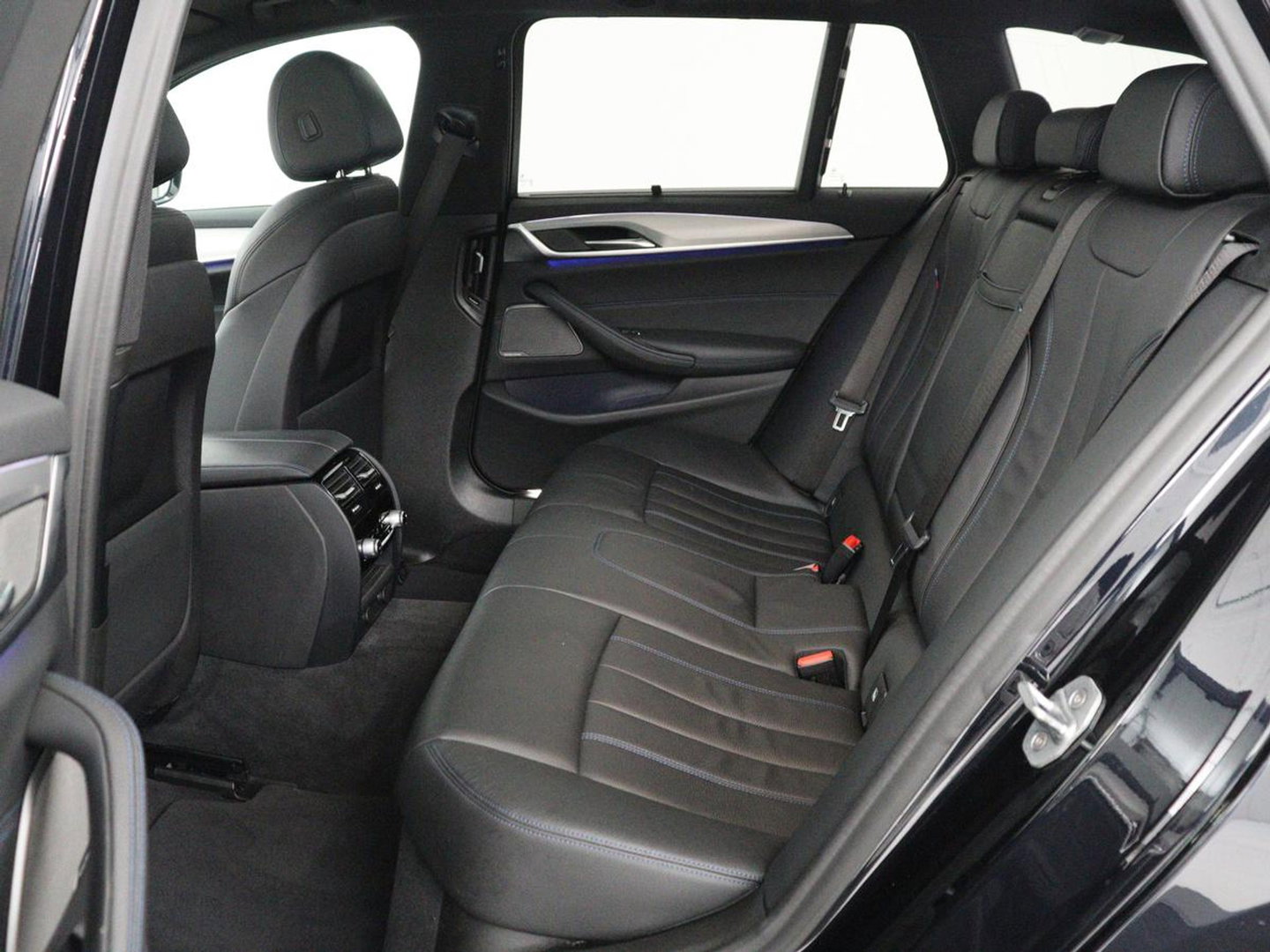 BMW 5 Serie Touring 530i xDrive M-sport High Executive | Panoramadak | Trekhaak | Head-up | 360 camera | Carplay | Harman/Kardon | Leder | Stuur/stoel verwarming | Virtual Dashboard | Cruise control |