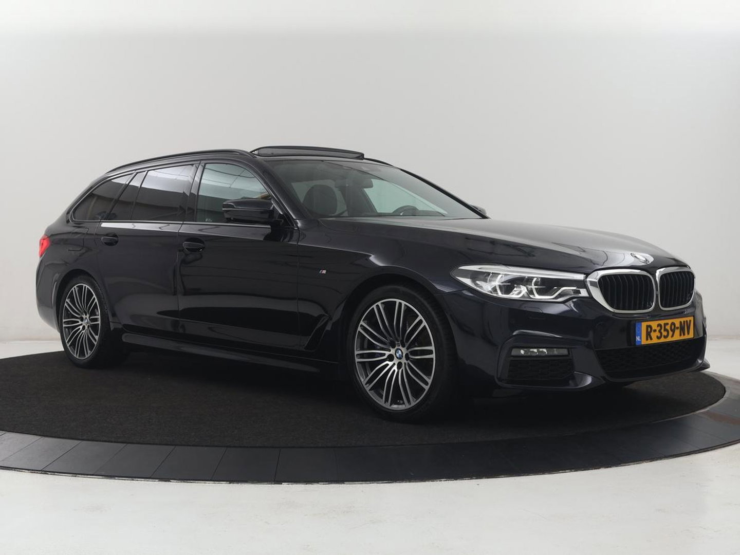 BMW 5 Serie Touring 530i xDrive M-sport High Executive | Panoramadak | Trekhaak | Head-up | 360 camera | Carplay | Harman/Kardon | Leder | Stuur/stoel verwarming | Virtual Dashboard | Cruise control |