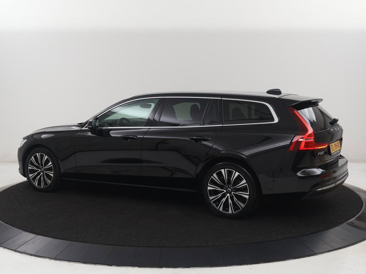 Volvo V60 2.0 T6 Plug-in hybrid AWD Core Bright | SOH 97.0% | Leder | Harman/Kardon | 360 camera | Stuur/stoel verwarming | Carplay | Climate control | Memory | Full LED |