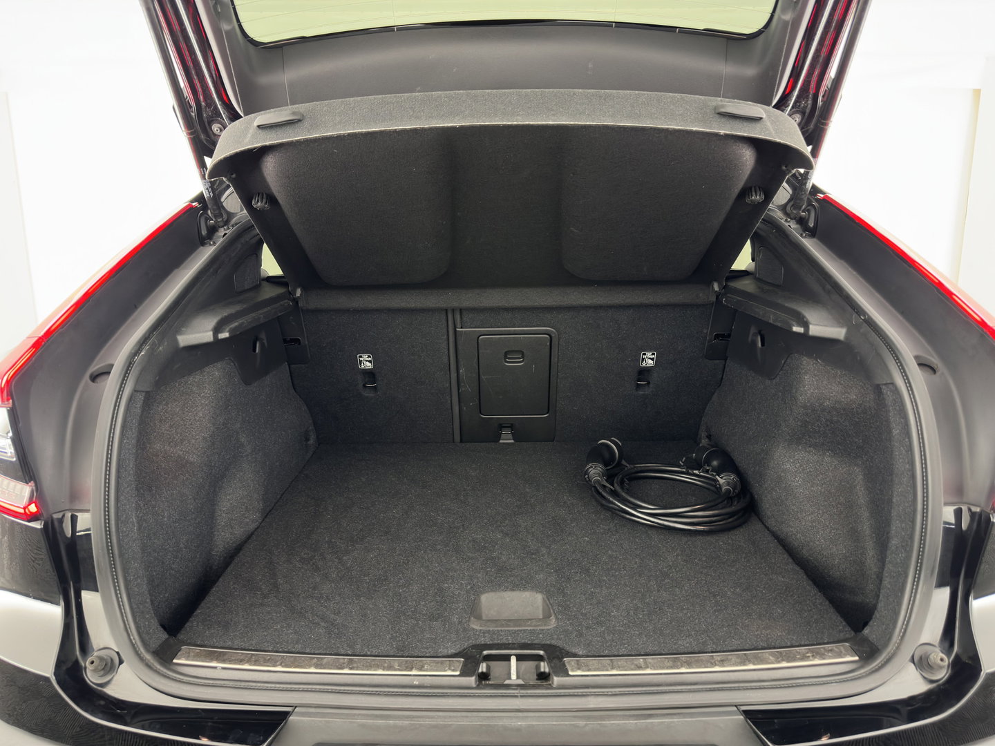 Volvo C40 Recharge Core 69 kWh [3-Fase-11kW] {SoH-93%} (INCL.BTW) Aut. *PANO | DIGI-COCKPIT | FULL-LED | CAMERA | NAVI-FULLMAP | ECC | PDC | HEATED-SPORTSEATS | PRIVACY-GLASS | 19''ALU*