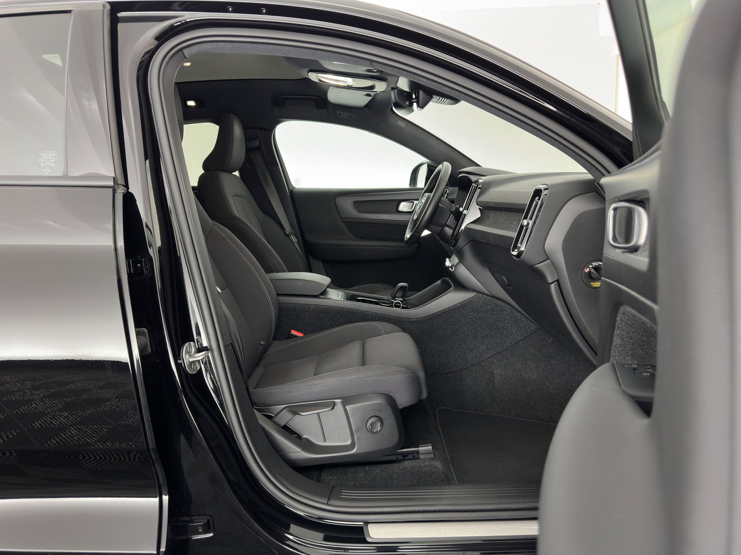 Volvo C40 Recharge Core 69 kWh [3-Fase-11kW] {SoH-93%} (INCL.BTW) Aut. *PANO | DIGI-COCKPIT | FULL-LED | CAMERA | NAVI-FULLMAP | ECC | PDC | HEATED-SPORTSEATS | PRIVACY-GLASS | 19''ALU*