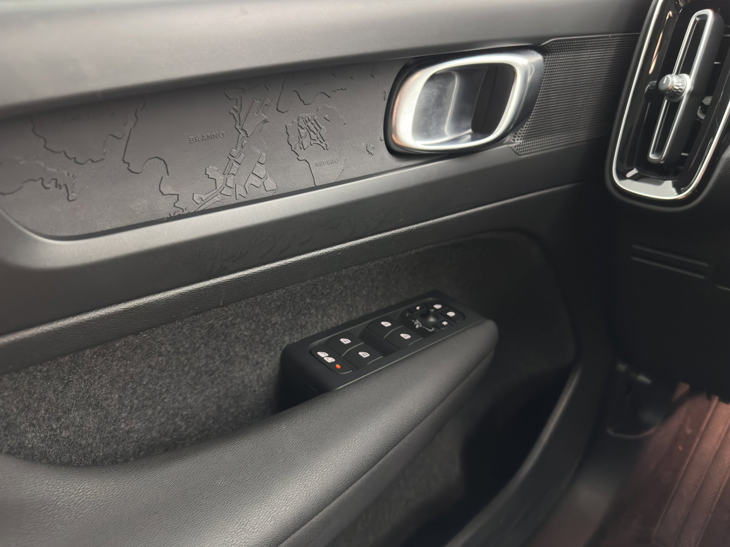 Volvo C40 Recharge Core 69 kWh [3-Fase-11kW] {SoH-93%} (INCL.BTW) Aut. *PANO | DIGI-COCKPIT | FULL-LED | CAMERA | NAVI-FULLMAP | ECC | PDC | HEATED-SPORTSEATS | PRIVACY-GLASS | 19''ALU*