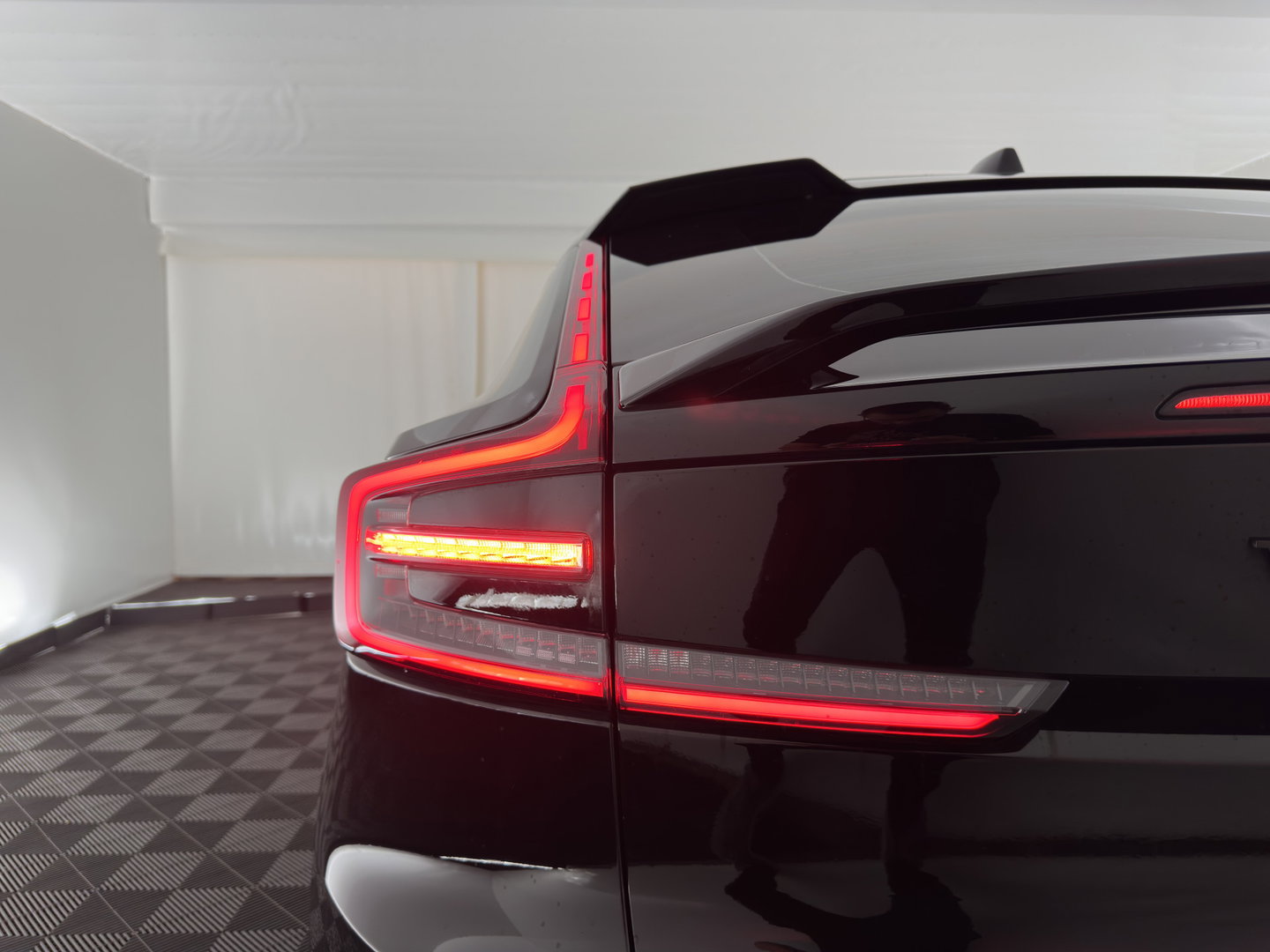 Volvo C40 Recharge Core 69 kWh [3-Fase-11kW] {SoH-93%} (INCL.BTW) Aut. *PANO | DIGI-COCKPIT | FULL-LED | CAMERA | NAVI-FULLMAP | ECC | PDC | HEATED-SPORTSEATS | PRIVACY-GLASS | 19''ALU*
