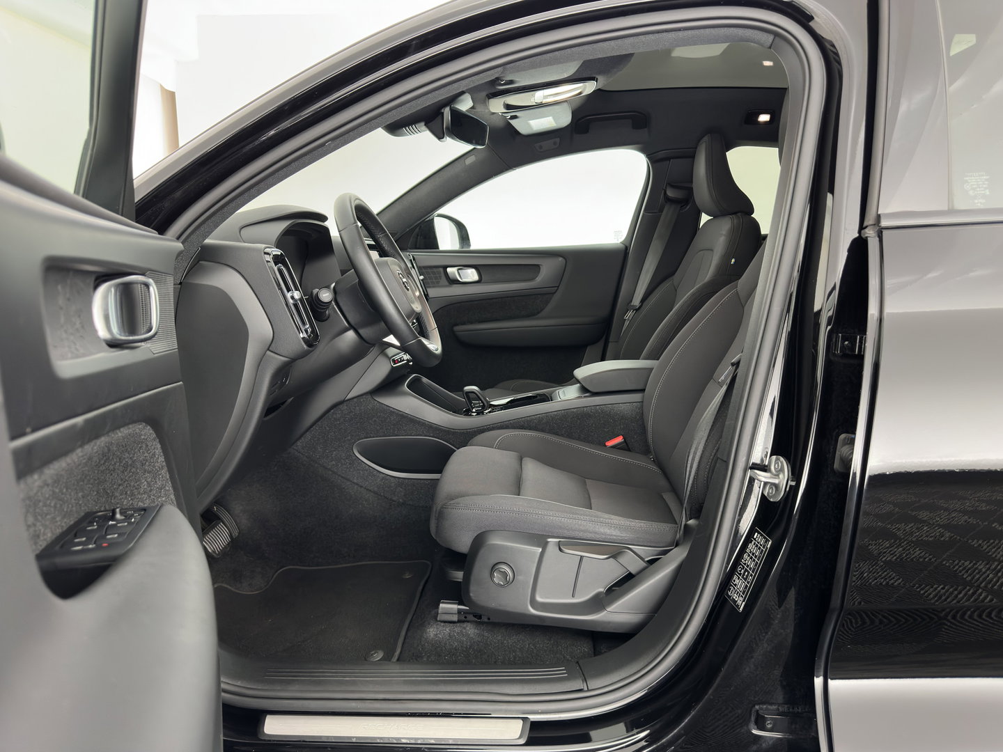 Volvo C40 Recharge Core 69 kWh [3-Fase-11kW] {SoH-93%} (INCL.BTW) Aut. *PANO | DIGI-COCKPIT | FULL-LED | CAMERA | NAVI-FULLMAP | ECC | PDC | HEATED-SPORTSEATS | PRIVACY-GLASS | 19''ALU*