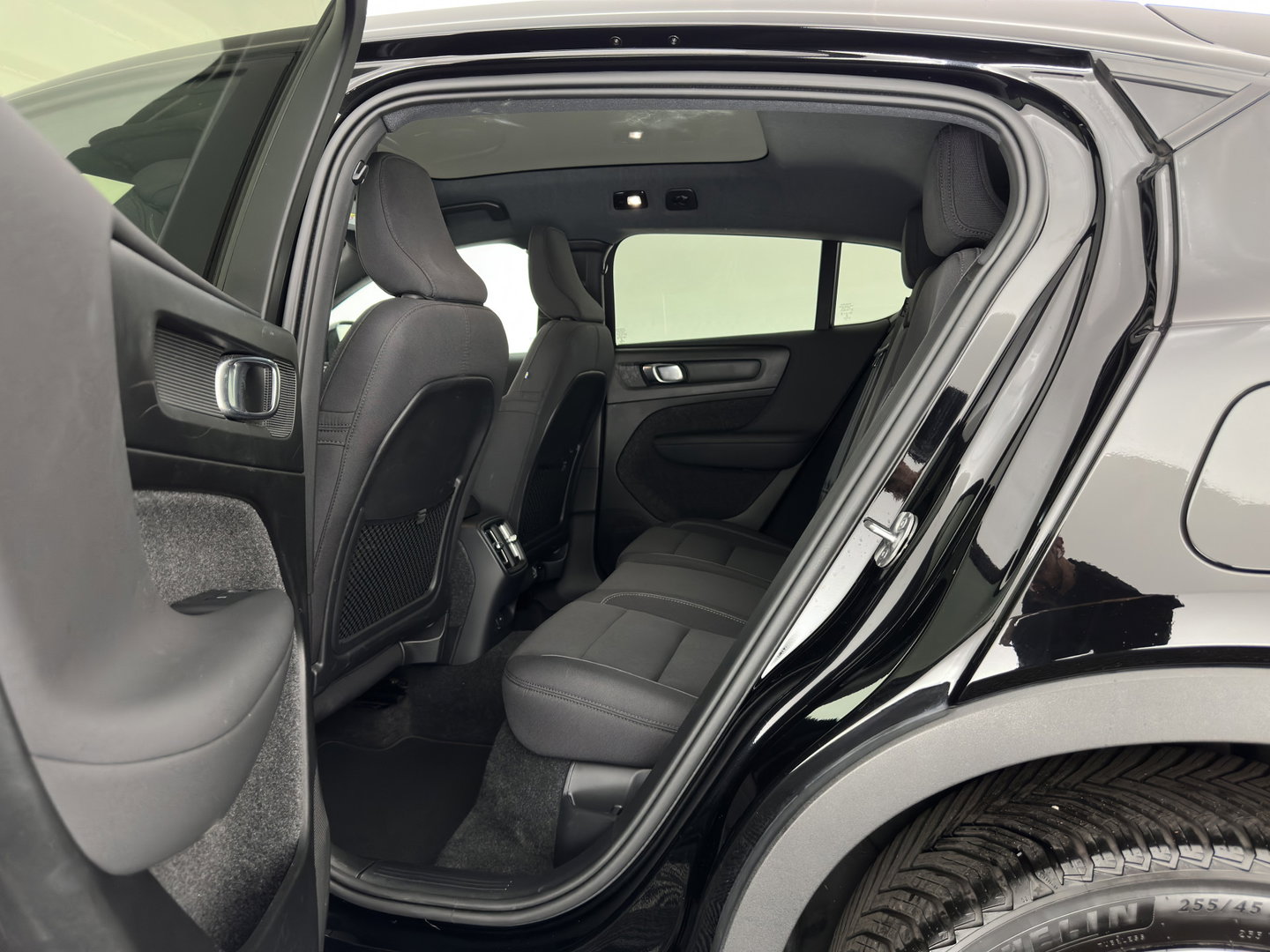 Volvo C40 Recharge Core 69 kWh [3-Fase-11kW] {SoH-93%} (INCL.BTW) Aut. *PANO | DIGI-COCKPIT | FULL-LED | CAMERA | NAVI-FULLMAP | ECC | PDC | HEATED-SPORTSEATS | PRIVACY-GLASS | 19''ALU*