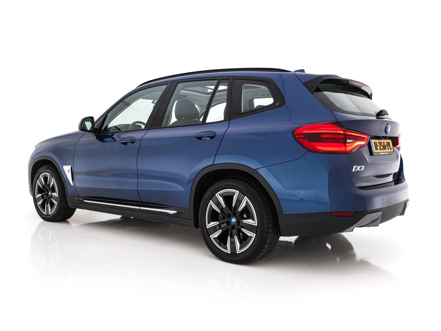 BMW iX3 Executive 80 kWh [3-Fase-11kW ] {SoH-98%} (INCL-BTW) Aut. *PANO | LEATHER | ADAPTIVE-CRUISE | FULL-LED | MEMORY-PACK | DIGI-COCKPIT | HEATED-COMFORTSEATS | KEYLESS | CAMERA | DAB+ | 19''ALU*