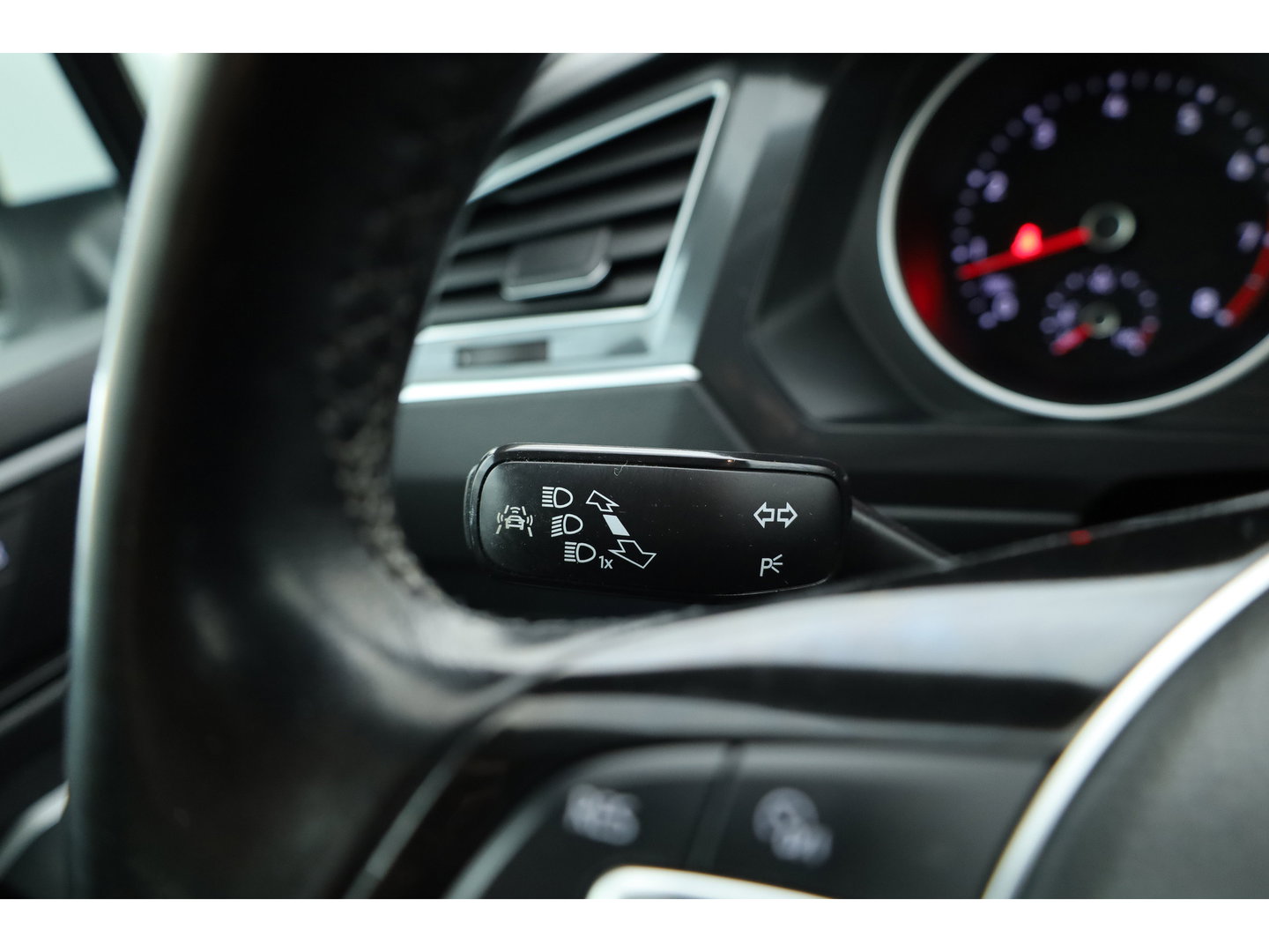 Volkswagen Tiguan 1.4 TSI Comfortline | Cruise Contr. | Trekhaak | All Season | Camera | Navi | Stoelverw. | PDC V+A