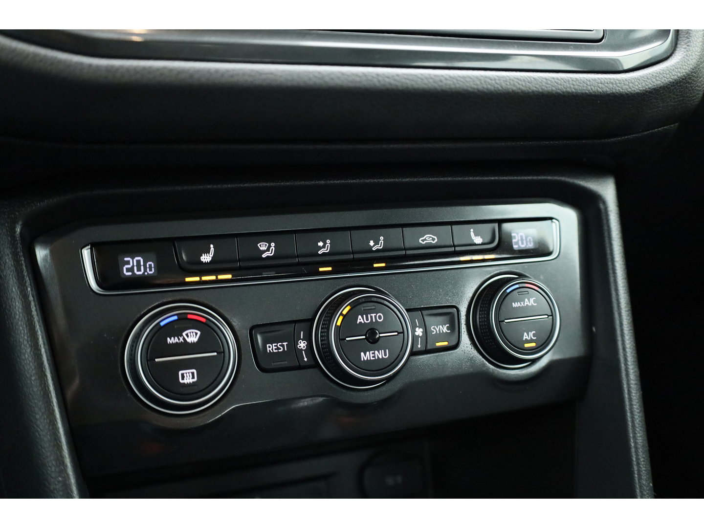 Volkswagen Tiguan 1.4 TSI Comfortline | Cruise Contr. | Trekhaak | All Season | Camera | Navi | Stoelverw. | PDC V+A