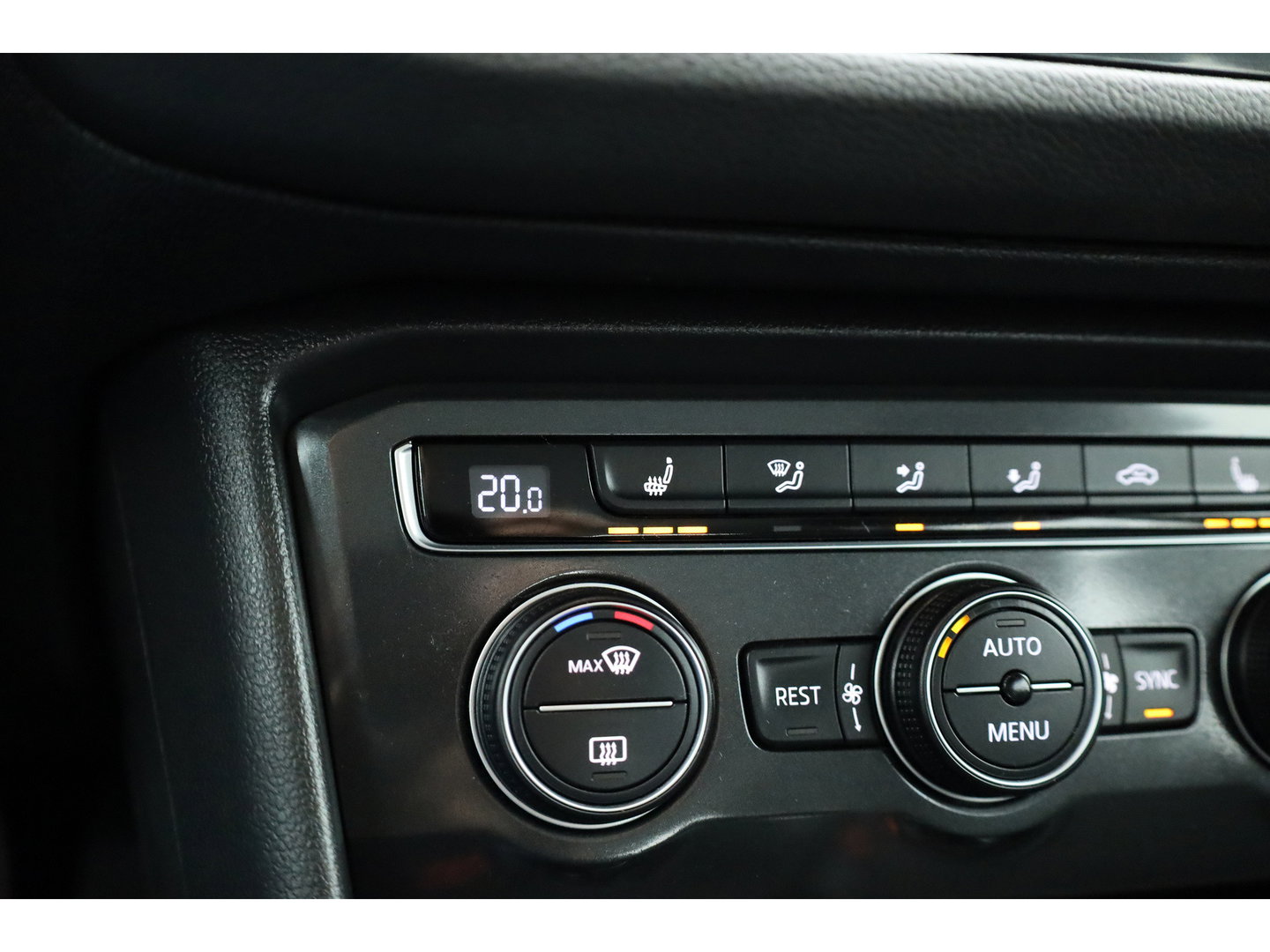 Volkswagen Tiguan 1.4 TSI Comfortline | Cruise Contr. | Trekhaak | All Season | Camera | Navi | Stoelverw. | PDC V+A