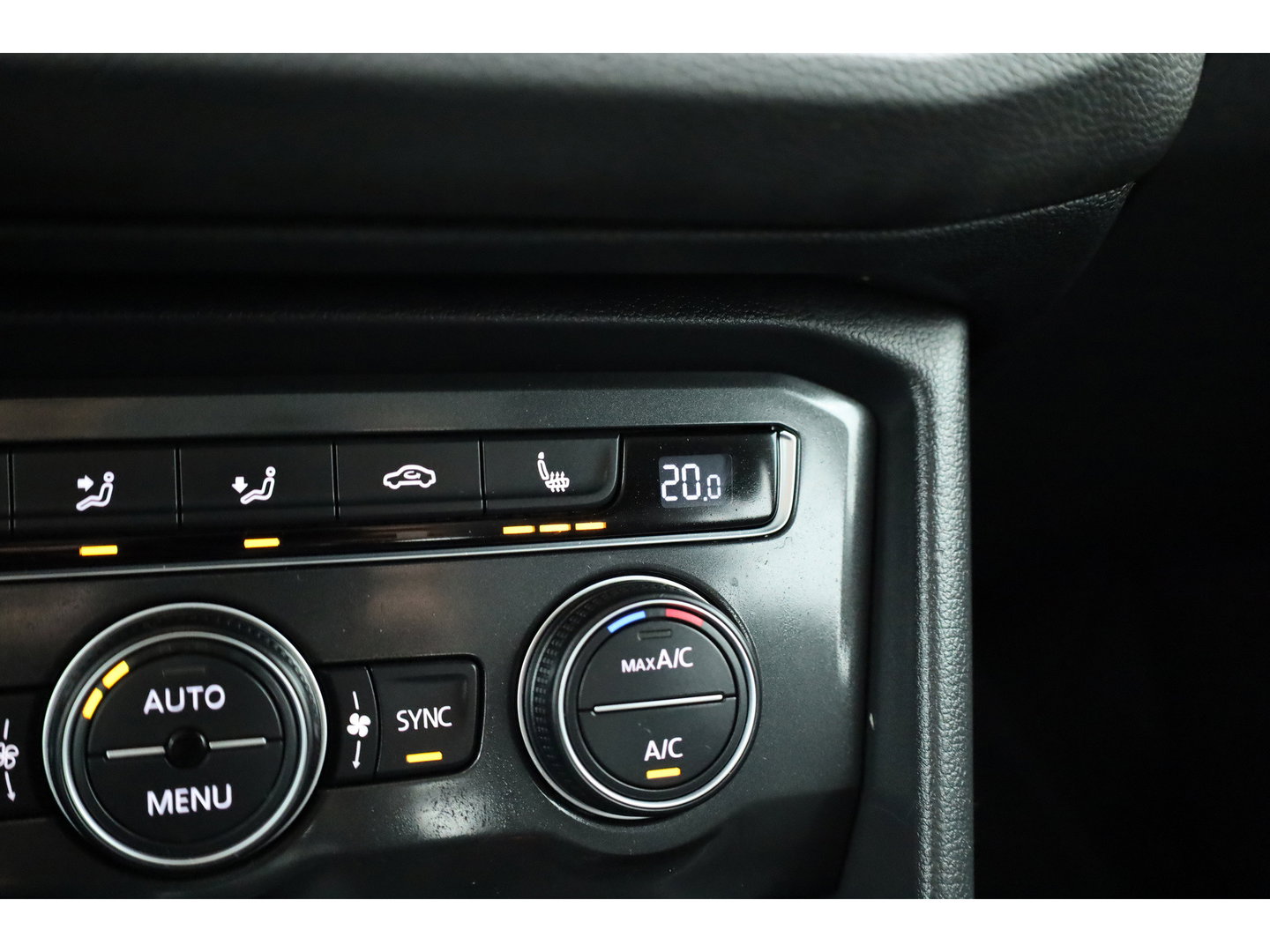 Volkswagen Tiguan 1.4 TSI Comfortline | Cruise Contr. | Trekhaak | All Season | Camera | Navi | Stoelverw. | PDC V+A
