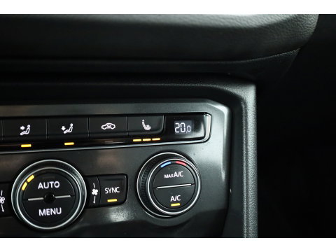 Volkswagen Tiguan 1.4 TSI Comfortline | Cruise Contr. | Trekhaak | All Season | Camera | Navi | Stoelverw. | PDC V+A