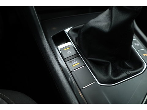 Volkswagen Tiguan 1.4 TSI Comfortline | Cruise Contr. | Trekhaak | All Season | Camera | Navi | Stoelverw. | PDC V+A