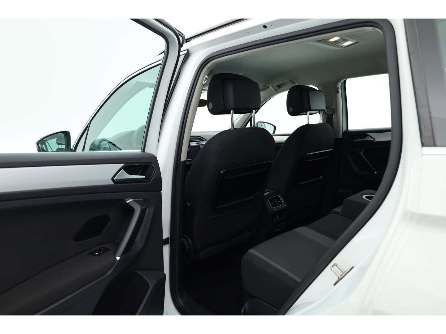 Volkswagen Tiguan 1.4 TSI Comfortline | Cruise Contr. | Trekhaak | All Season | Camera | Navi | Stoelverw. | PDC V+A