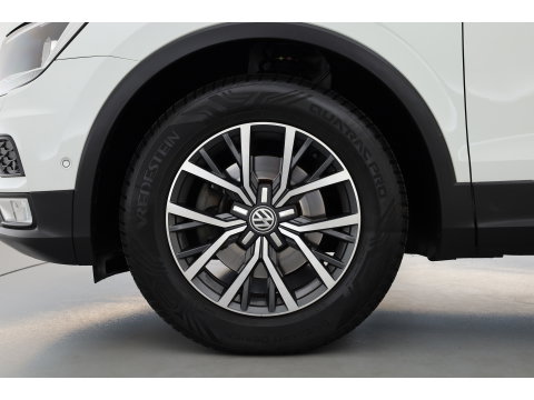 Volkswagen Tiguan 1.4 TSI Comfortline | Cruise Contr. | Trekhaak | All Season | Camera | Navi | Stoelverw. | PDC V+A