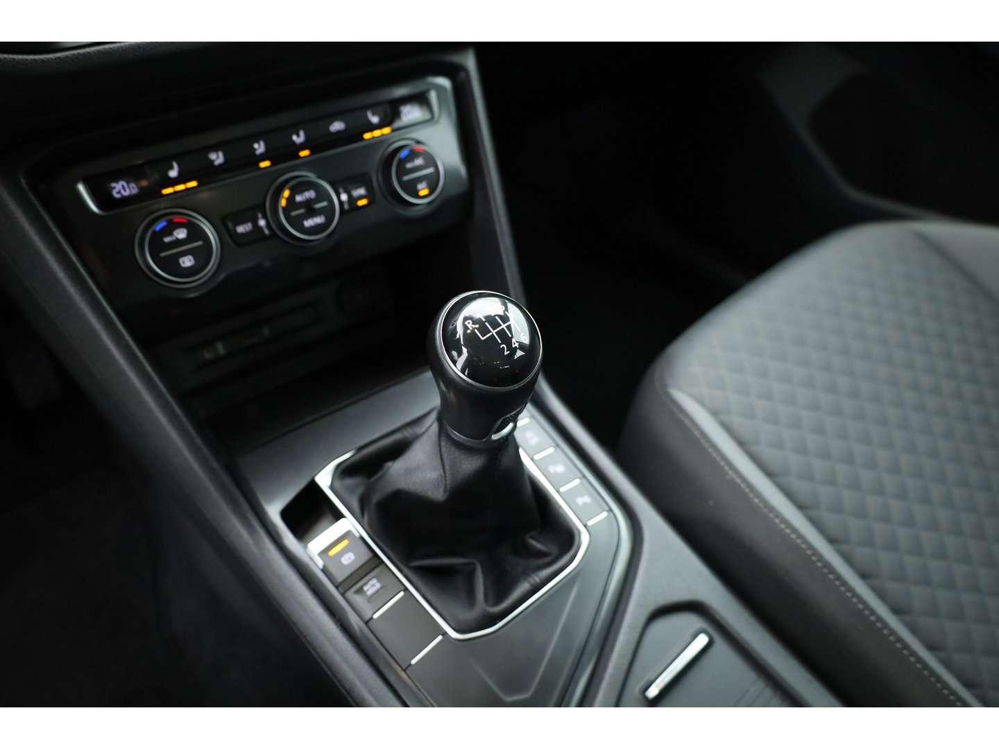 Volkswagen Tiguan 1.4 TSI Comfortline | Cruise Contr. | Trekhaak | All Season | Camera | Navi | Stoelverw. | PDC V+A