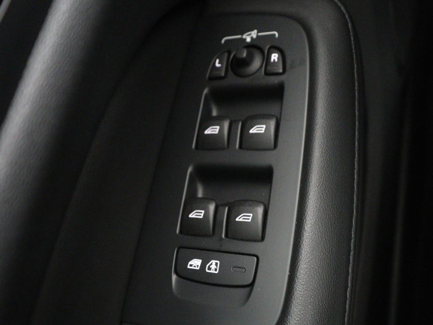 Volvo V60 2.0 T6 Plug-in hybrid AWD Core Bright | SOH 97.0% | Leder | Harman/Kardon | 360 camera | Stuur/stoel verwarming | Carplay | Climate control | Memory | Full LED |