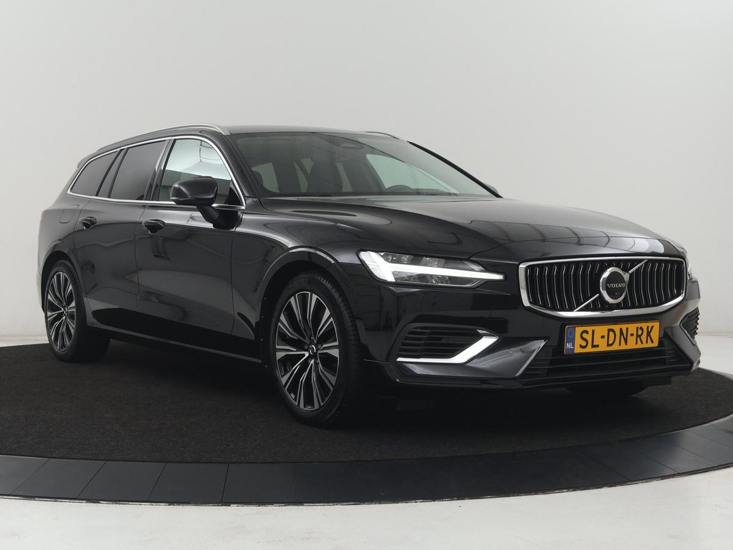 Volvo V60 2.0 T6 Plug-in hybrid AWD Core Bright | SOH 97.0% | Leder | Harman/Kardon | 360 camera | Stuur/stoel verwarming | Carplay | Climate control | Memory | Full LED |