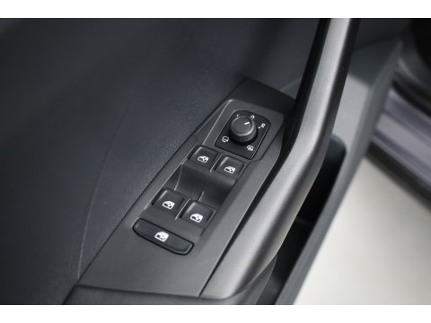 Volkswagen T-Cross 1.0 TSI Life | Adapt. Cruise | Trekhaak | PDC V+A | All Season | Navi | Apple CarPlay & Android Auto