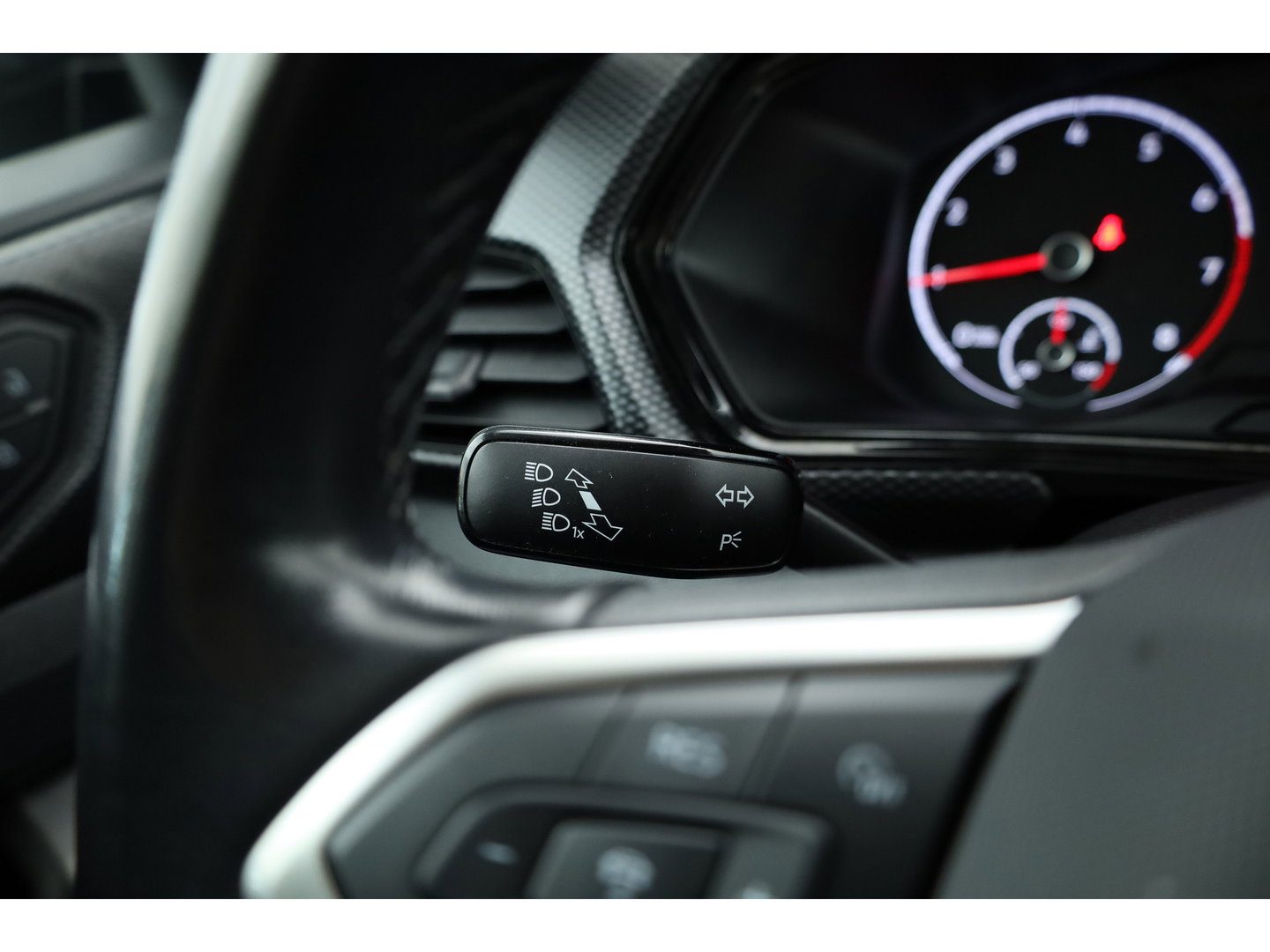 Volkswagen T-Cross 1.0 TSI Life | Adapt. Cruise | Trekhaak | PDC V+A | All Season | Navi | Apple CarPlay & Android Auto