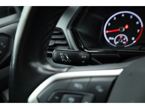 Volkswagen T-Cross 1.0 TSI Life | Adapt. Cruise | Trekhaak | PDC V+A | All Season | Navi | Apple CarPlay & Android Auto