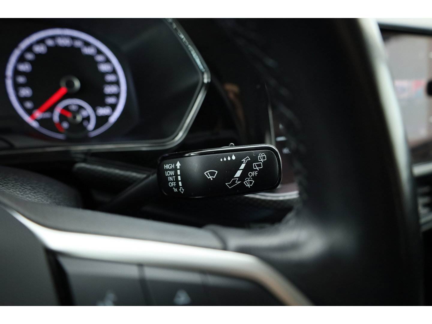 Volkswagen T-Cross 1.0 TSI Life | Adapt. Cruise | Trekhaak | PDC V+A | All Season | Navi | Apple CarPlay & Android Auto