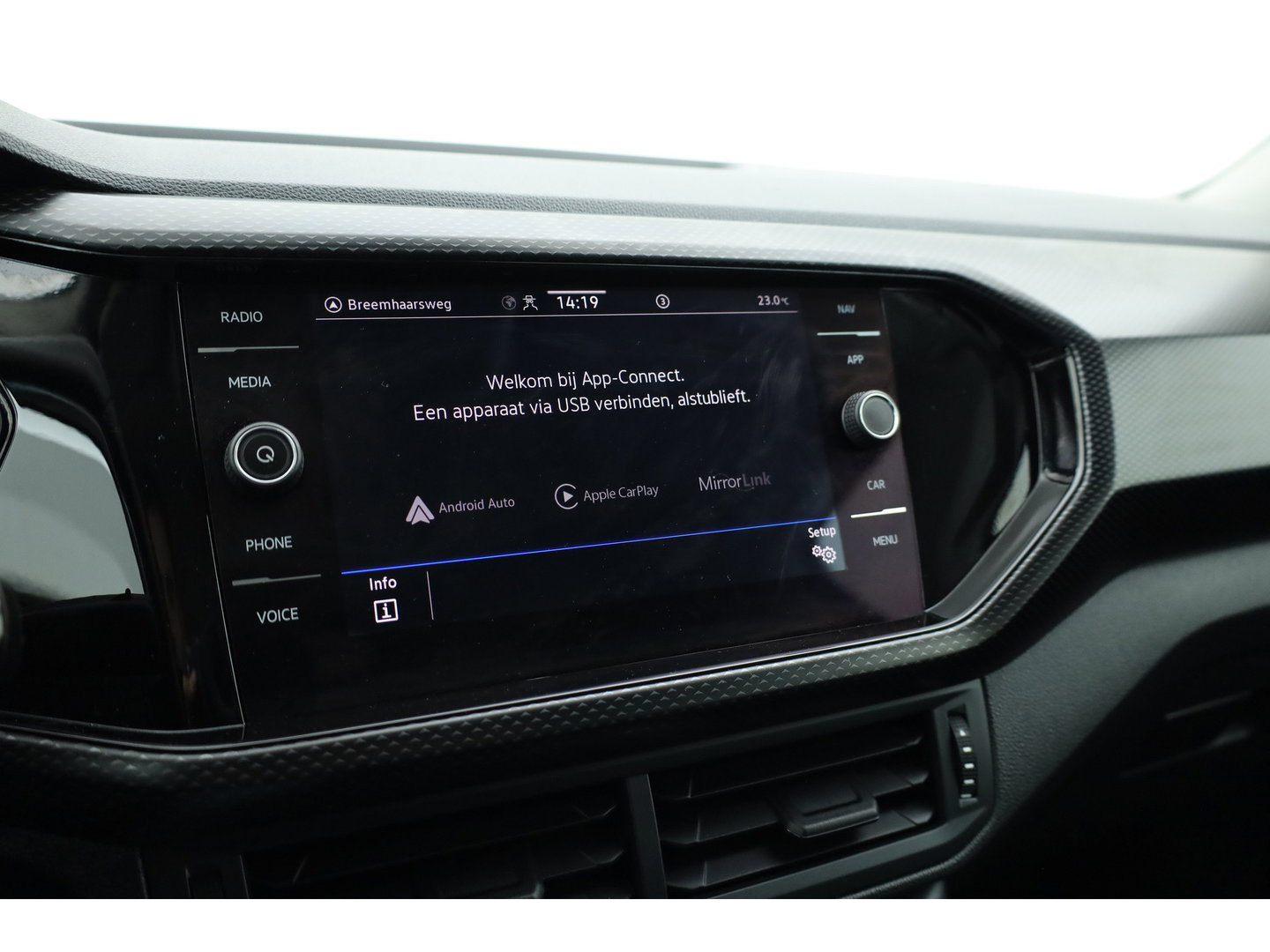 Volkswagen T-Cross 1.0 TSI Life | Adapt. Cruise | Trekhaak | PDC V+A | All Season | Navi | Apple CarPlay & Android Auto