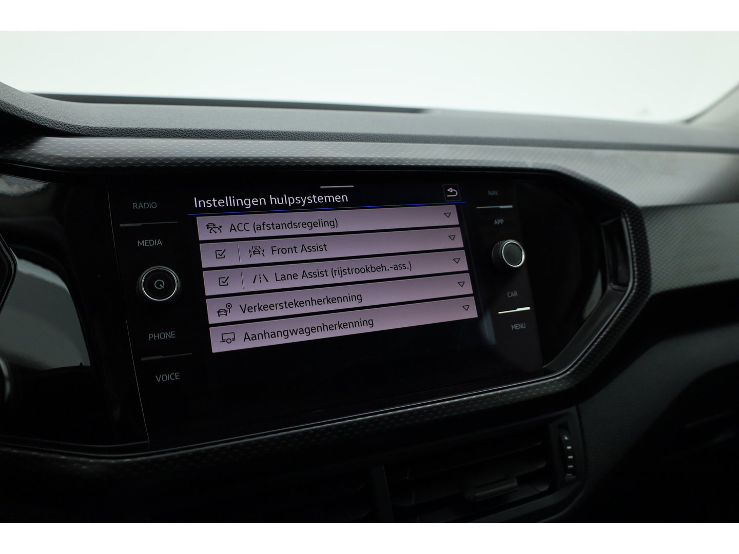 Volkswagen T-Cross 1.0 TSI Life | Adapt. Cruise | Trekhaak | PDC V+A | All Season | Navi | Apple CarPlay & Android Auto