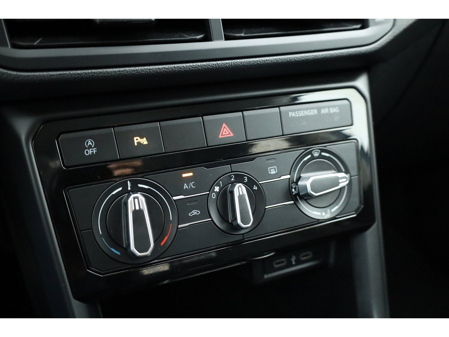 Volkswagen T-Cross 1.0 TSI Life | Adapt. Cruise | Trekhaak | PDC V+A | All Season | Navi | Apple CarPlay & Android Auto